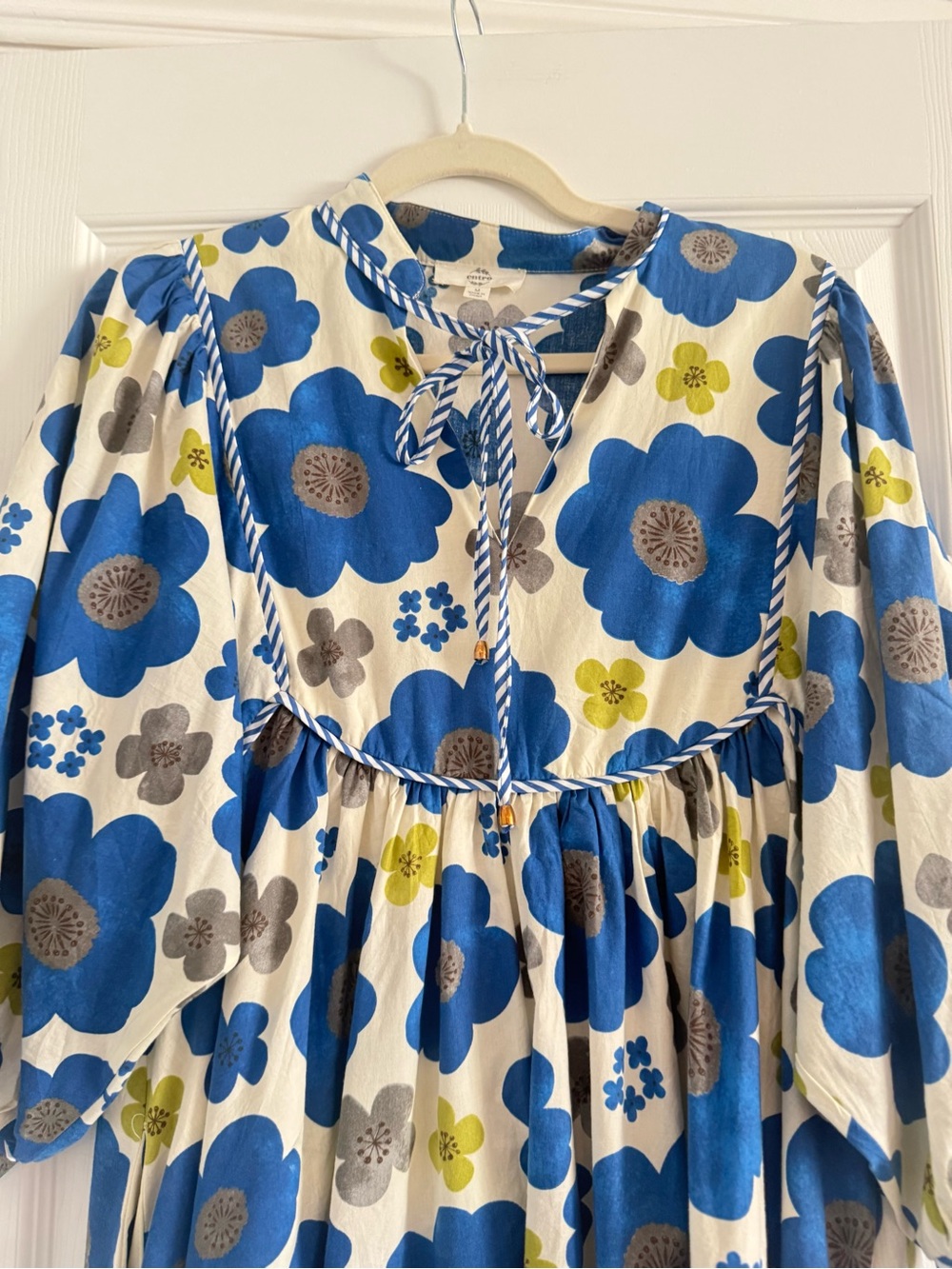entro Cream and Blue Floral Tie Front Dress with Balloon Sleeves - Picture 6 of 8